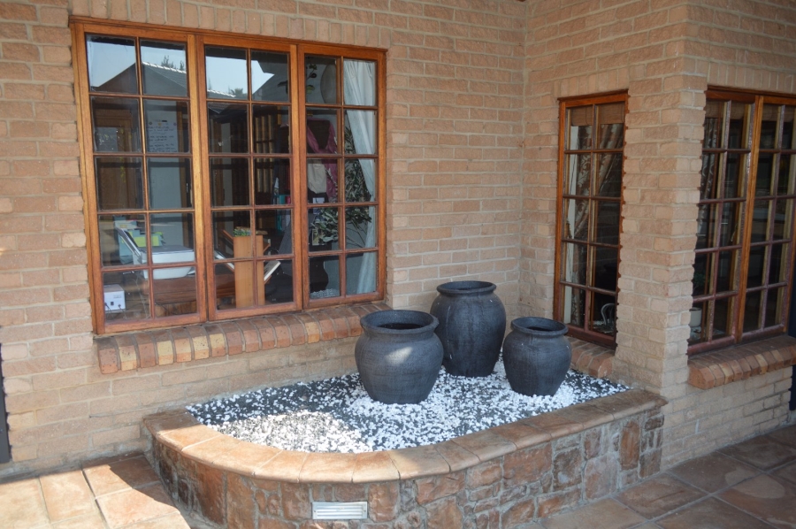 5 Bedroom Property for Sale in Wilkoppies North West